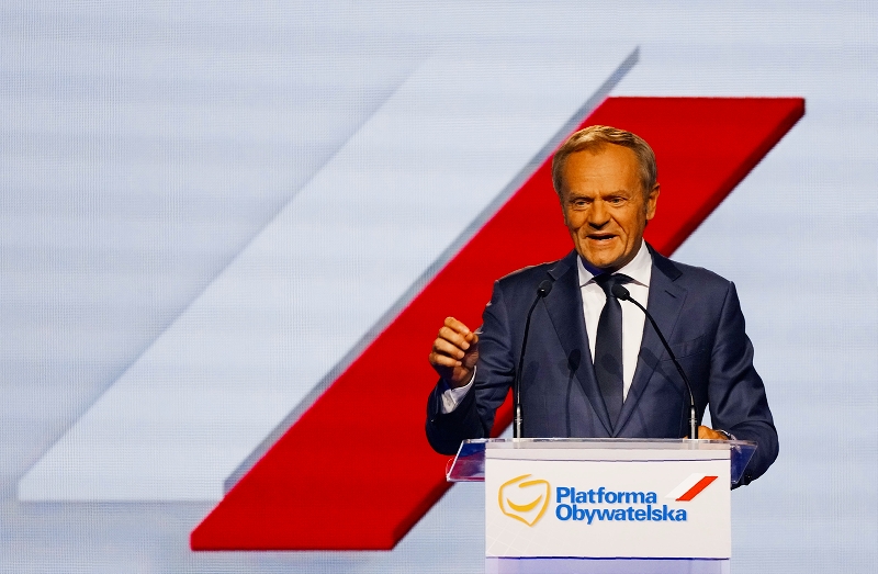 By opposing key merger of state oil firms Donald Tusk is backing Russia