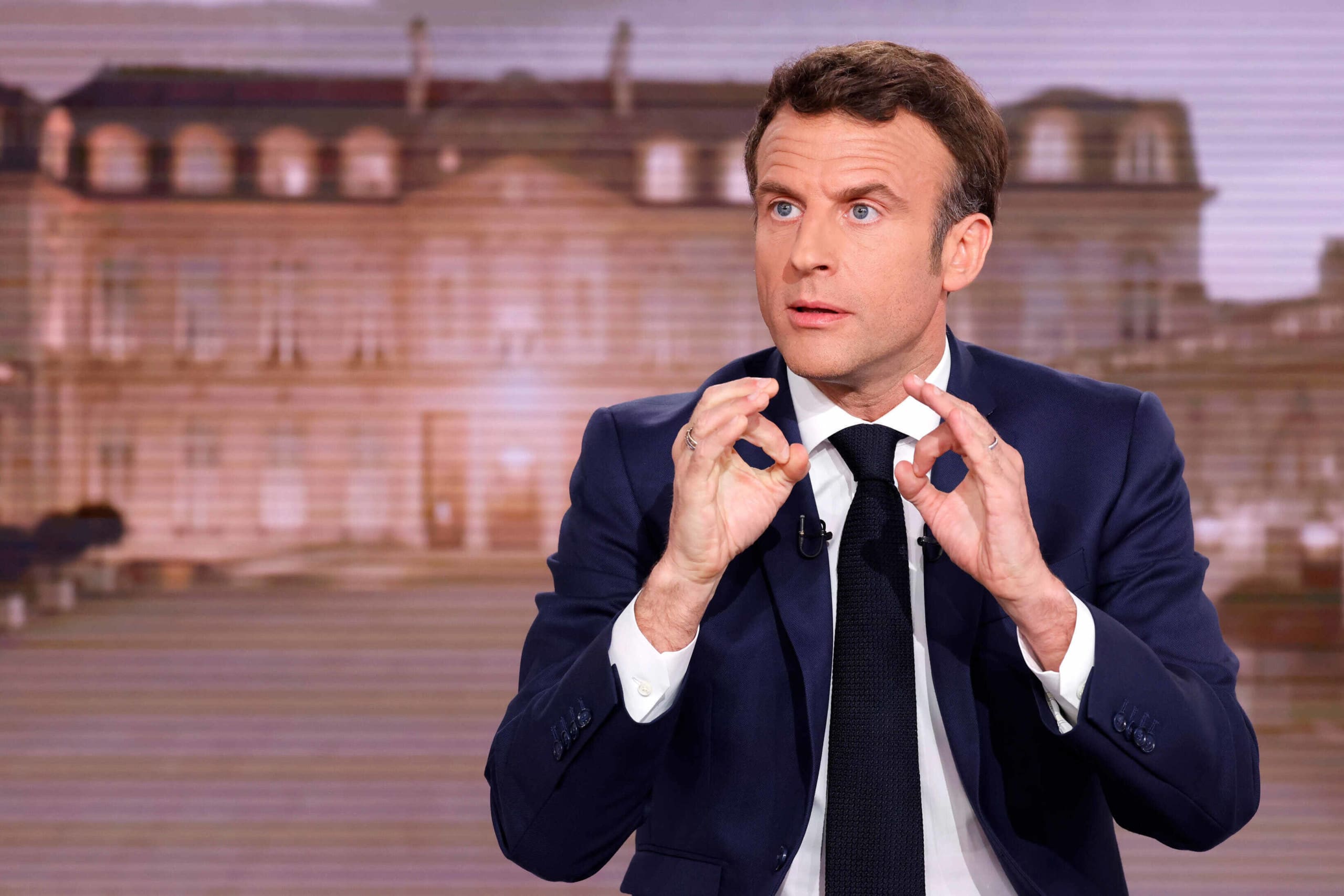Emmanuel Macron, Facebook, anonymity