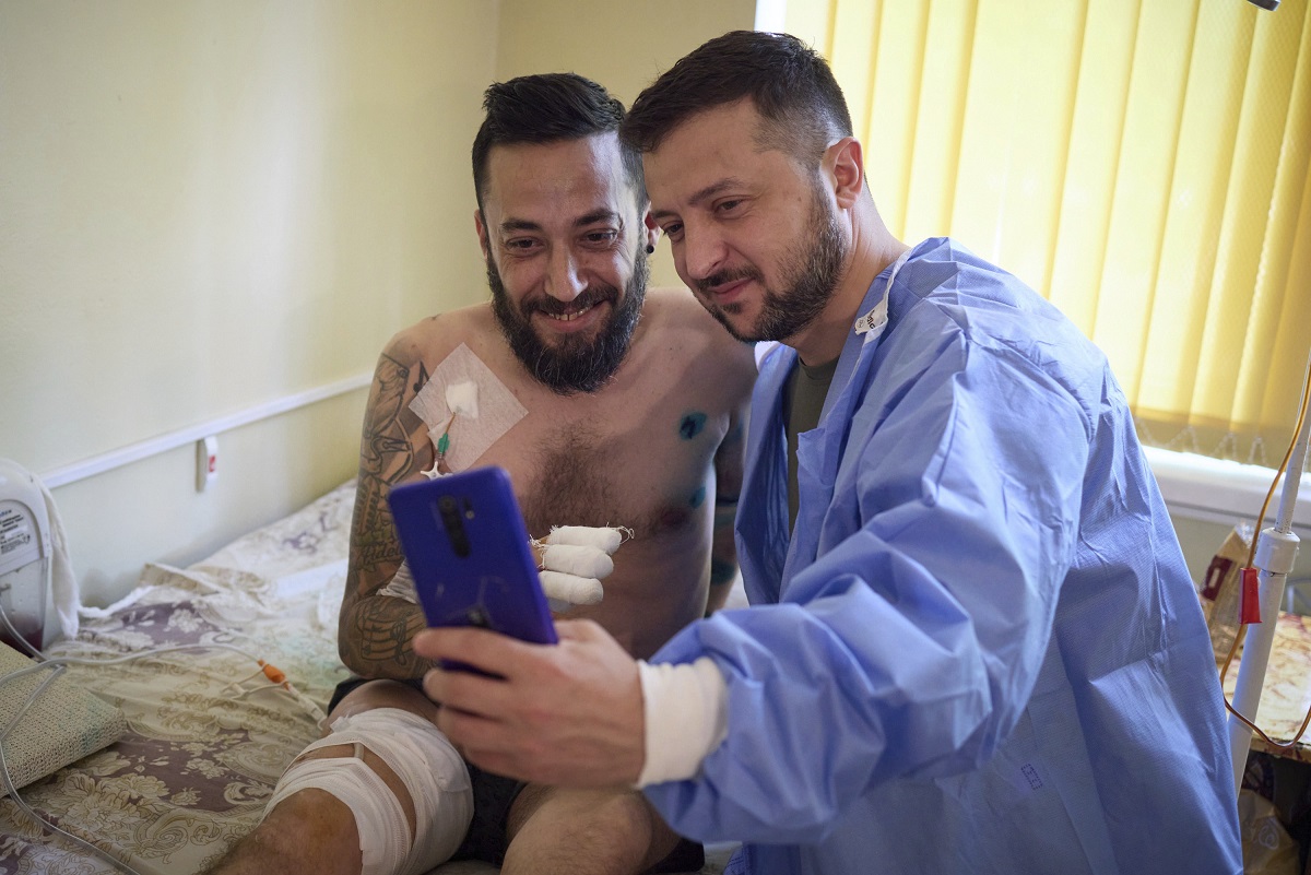 Zelensky, injured soldier